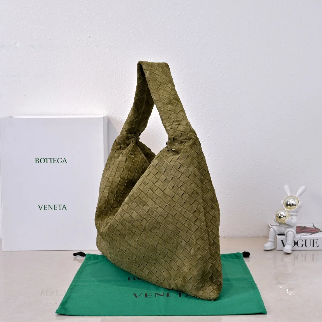 Batch 2160 #Bv Yangjin large size HOP cowhide, the bag body and handles are made of a whole piece of woven leather. The bag body is soft and lazy. Hop symbolizes the praise of innovation and eternal craftsmanship [love]. The pyramid silhouette combines practicality and fashion. Modern and casual, the bag mouth is double-sided closed design, more convenient and safe! Made of soft cowhide and full of texture, this is a must-have for fashionable ladies who like minimalism, comfort and casualness! Model: 3970 Dimensions: 54x24x13